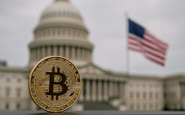 A_photograph_captures_a_gold_Bitcoin_coin_standing مشروع قانون أمريكي جديد لتنظيم الكريبتو