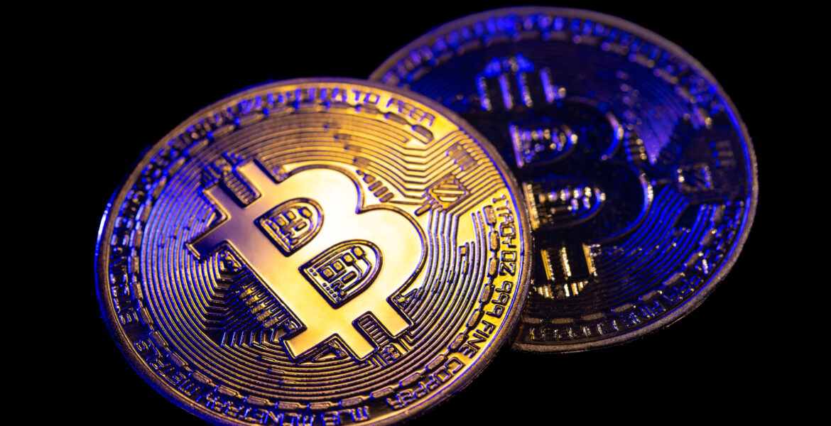 Bitcoin coin close-up on a black background. Background with cryptocurrency. ما هو البلوكشين؟ وكيف يعمل؟