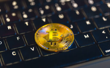 الفرق بين البيتكوين والعملات الرقمية الأخرى