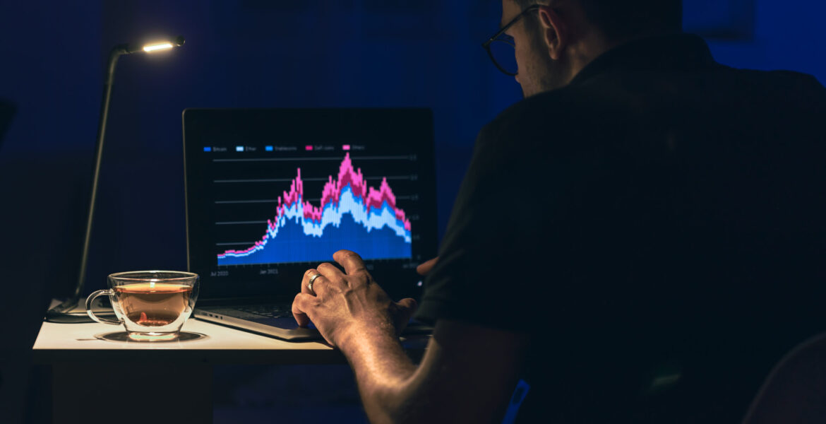 Man trading, browsing online stock investments at night. 88% من معروض بيتكوين في حالة ربح