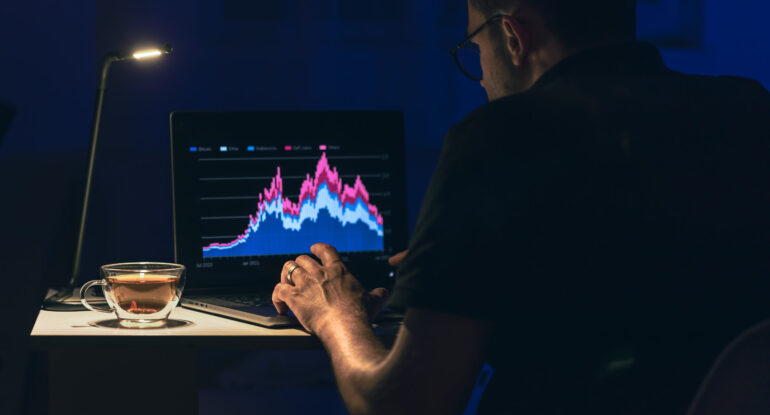 Man trading, browsing online stock investments at night. 88% من معروض بيتكوين في حالة ربح
